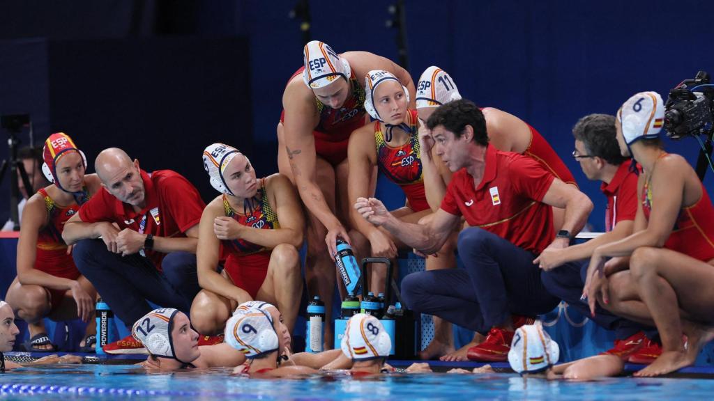 Las jugadoras de waterpolo femenino, escuchan una charla técnica de Miki Oca.