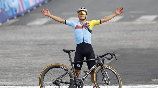 Remco Evenepoel celebra su victoria en la prueba de ruta de los Juegos Olímpicos de París.