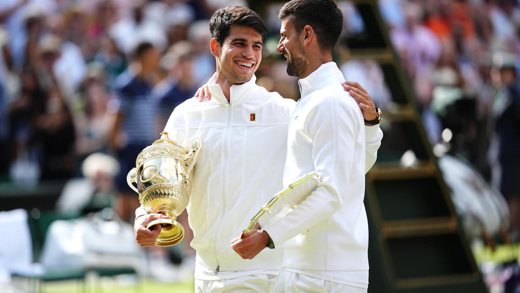 Carlos Alcaraz y Novak Djokovic, tras la final de Wimbledon 2024