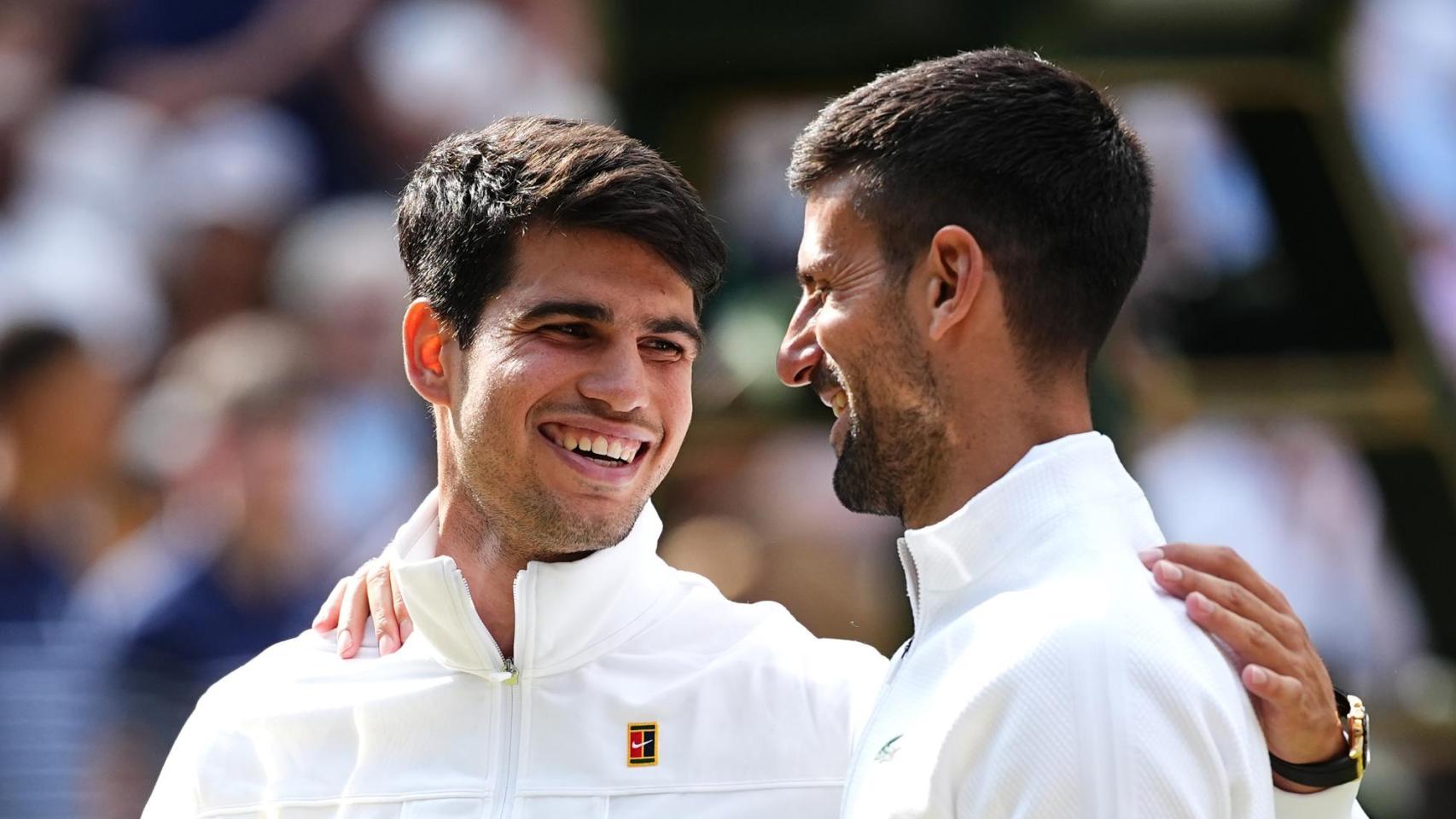 Carlos Alcaraz y Novak Djokovic, tras la final de Wimbledon 2024