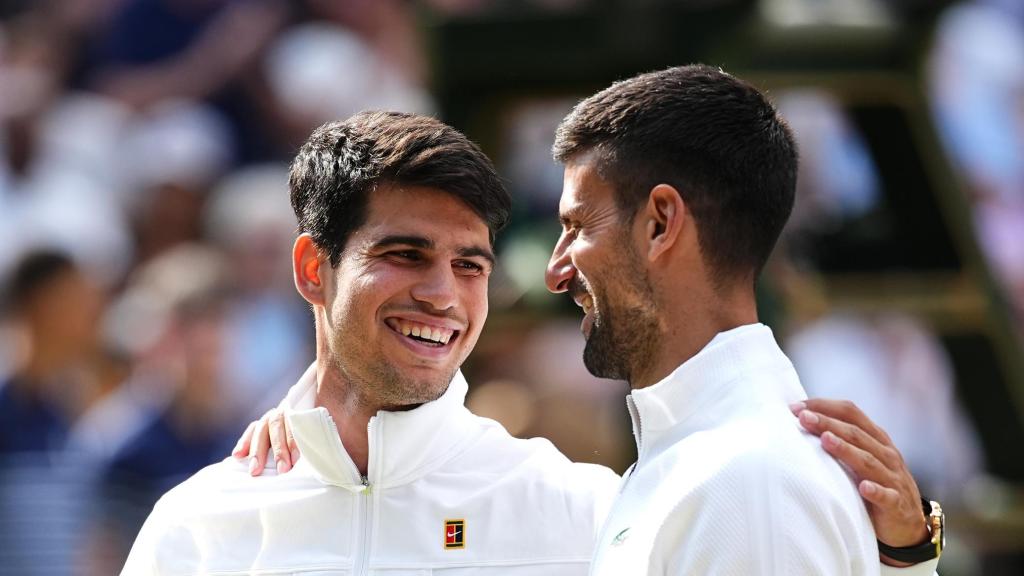 Carlos Alcaraz y Novak Djokovic, tras la final de Wimbledon 2024