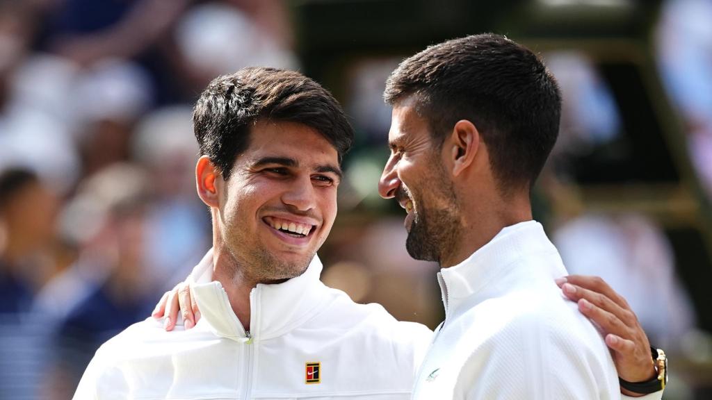 Carlos Alcaraz y Novak Djokovic, tras la final de Wimbledon 2024