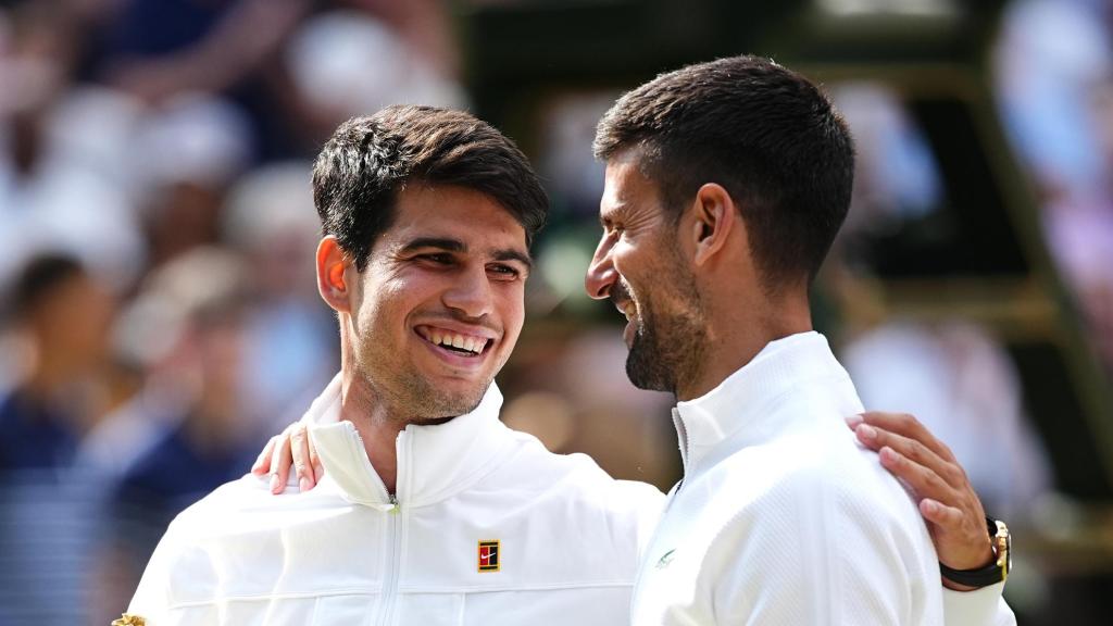 Carlos Alcaraz y Novak Djokovic, tras la final de Wimbledon 2024