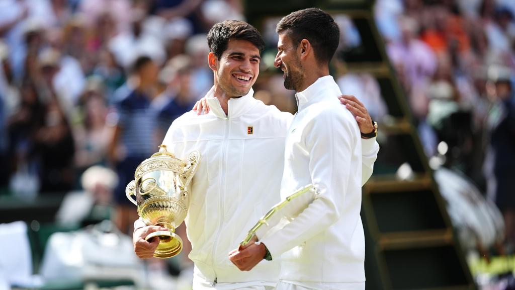 Carlos Alcaraz y Novak Djokovic, tras la final de Wimbledon 2024