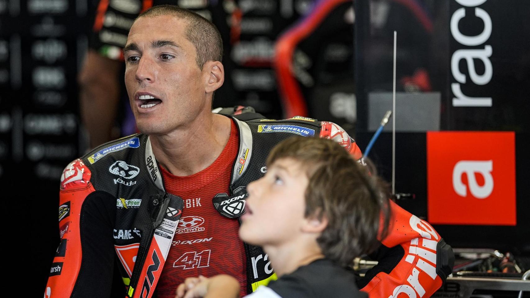 Aleix Espargaró y su hijo Max, en el box de Aprilia en el circuito británico de Silverstone.