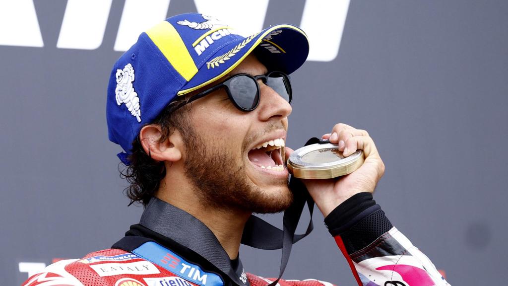 El piloto italiano Enea Bastianini celebra su victoria en la carrera al sprint, en Silverstone.