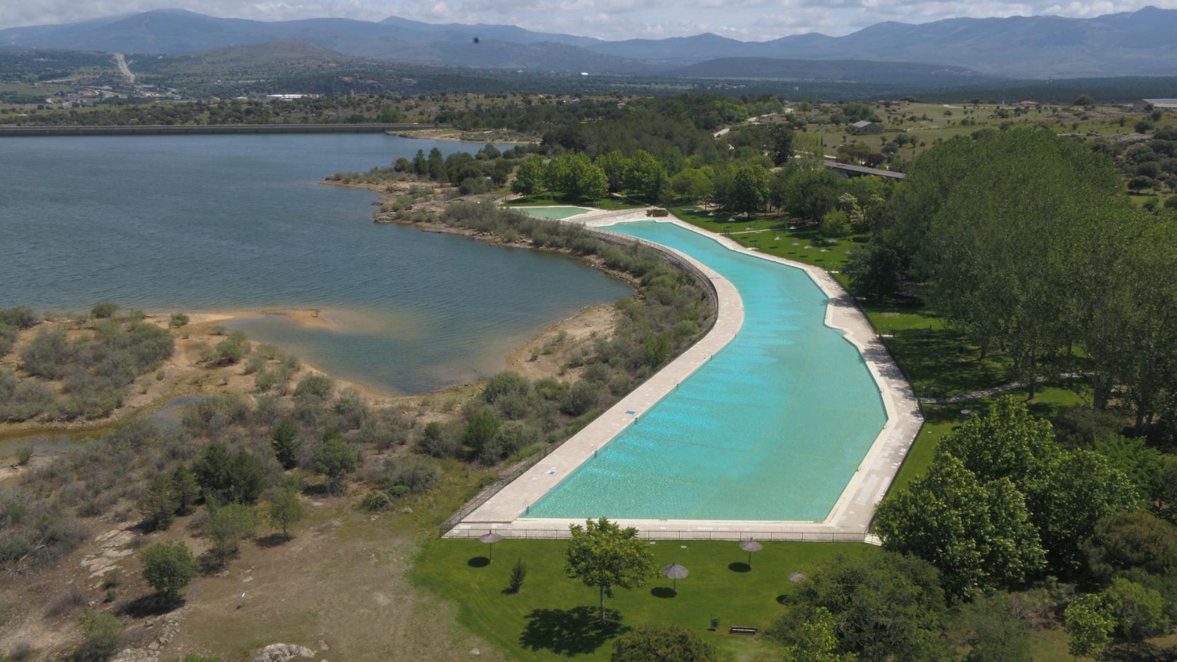 La piscina gigante de Riosequillo, en Buitrago de Lozoya. Foto: Serrazar.