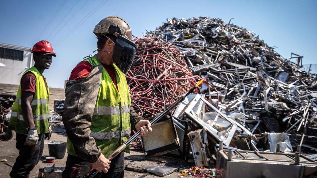 Dos trabajadores de Regusa en la planta de reciclaje.