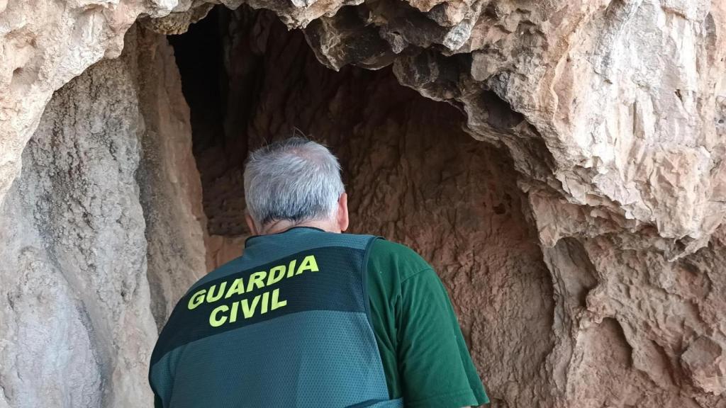 Un agente investiga los daños ocasionados en las pinturas rupestres en yacimientos de la Sierra Sur de Jaén.