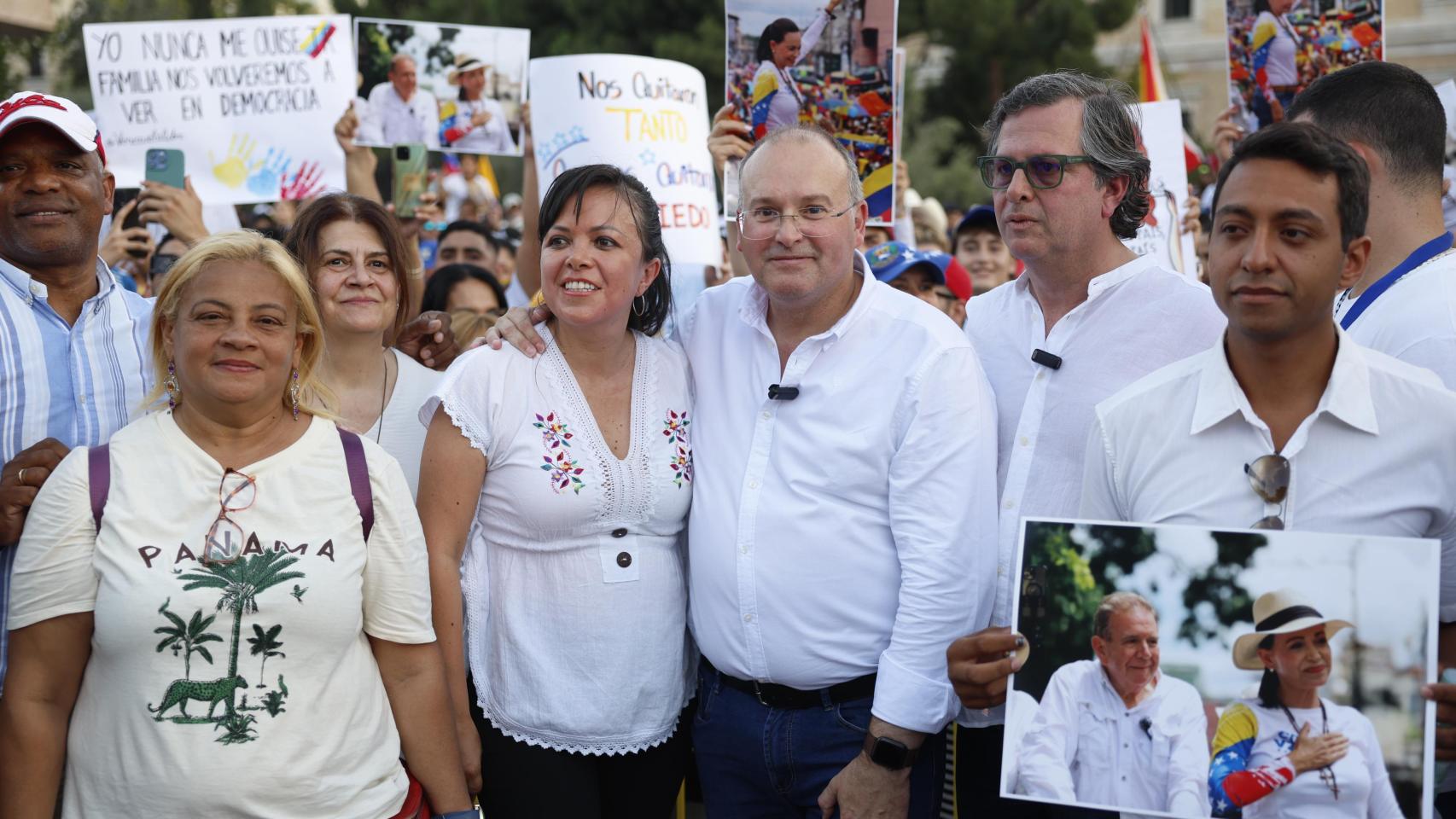 El portavoz popular en el Congreso de los Diputados, Miguel Tellado (3-d), y la secretaria de Migraciones del Partido Popular, Carmen Cervantes (c), durante la concentración convocada bajo el lema 'Alcemos la voz por el cambio en Venezuela'.
