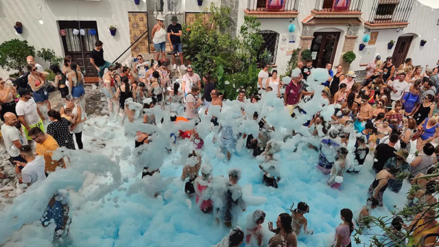 Imagen de la fiesta de la espuma en Canillas de Albaida.