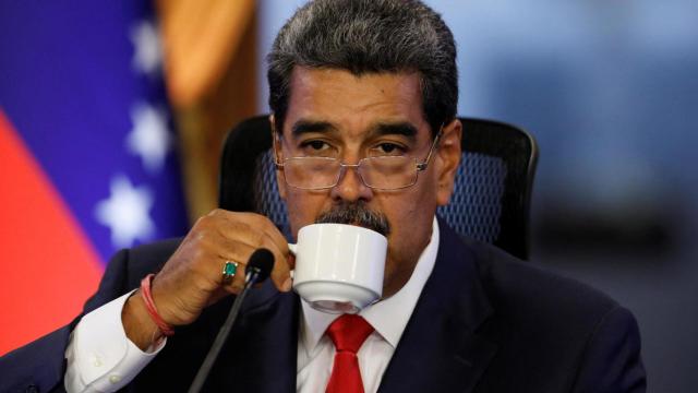 Nicolás Maduro toma un café mientras se dirigen a los medios, en el Palacio de Miraflores, en Caracas.