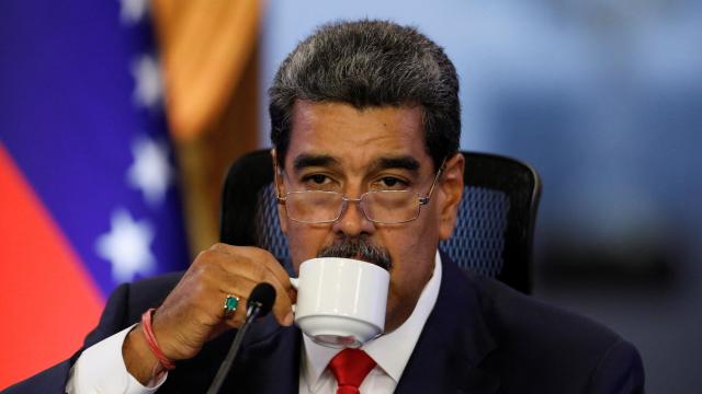 Nicolás Maduro toma un café mientras se dirigen a los medios, en el Palacio de Miraflores, en Caracas.