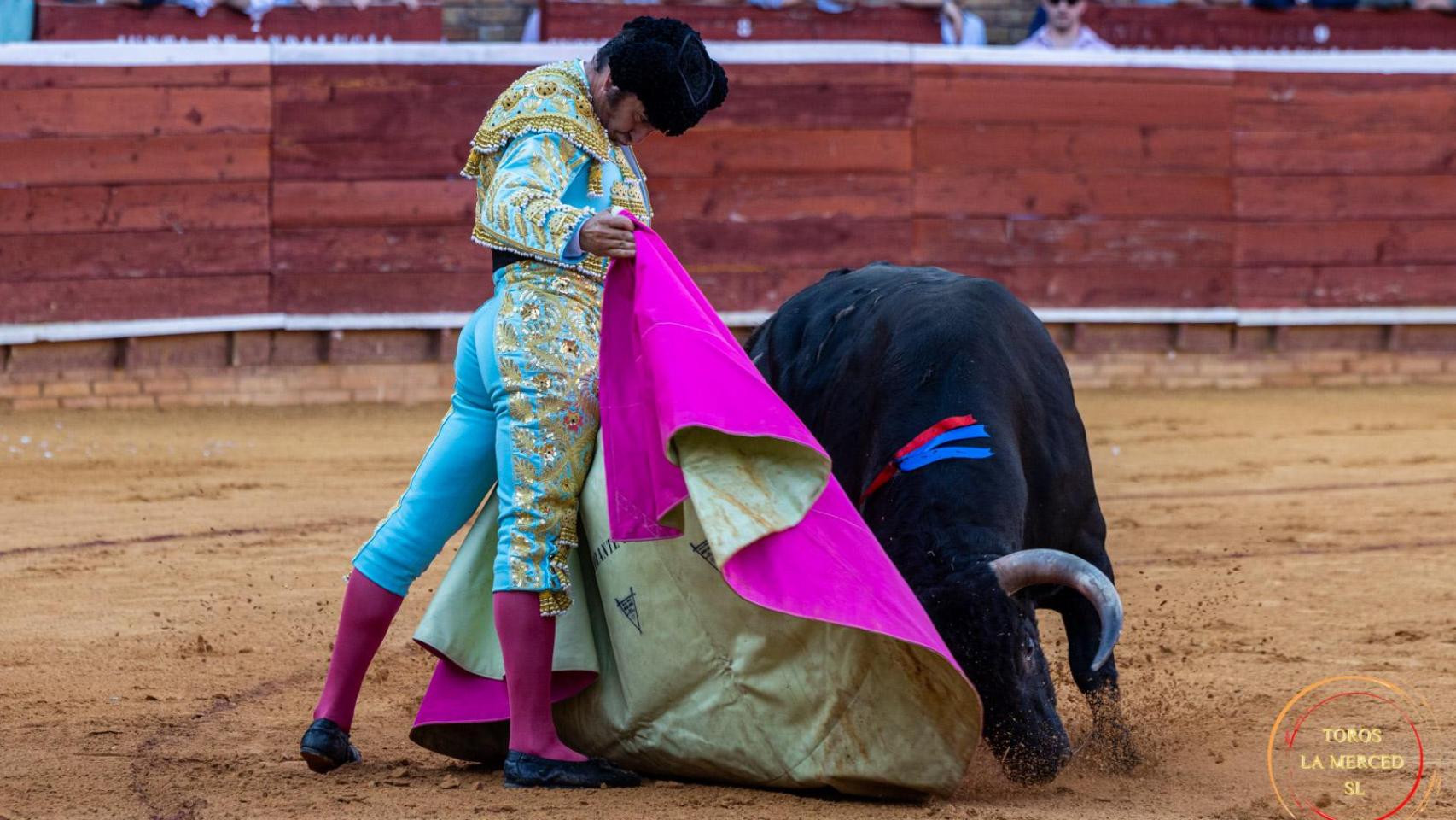 Morante de La Puebla torea con el capote en la plaza de toros de Huelva.
