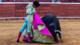 Morante de La Puebla torea con el capote en la plaza de toros de Huelva.