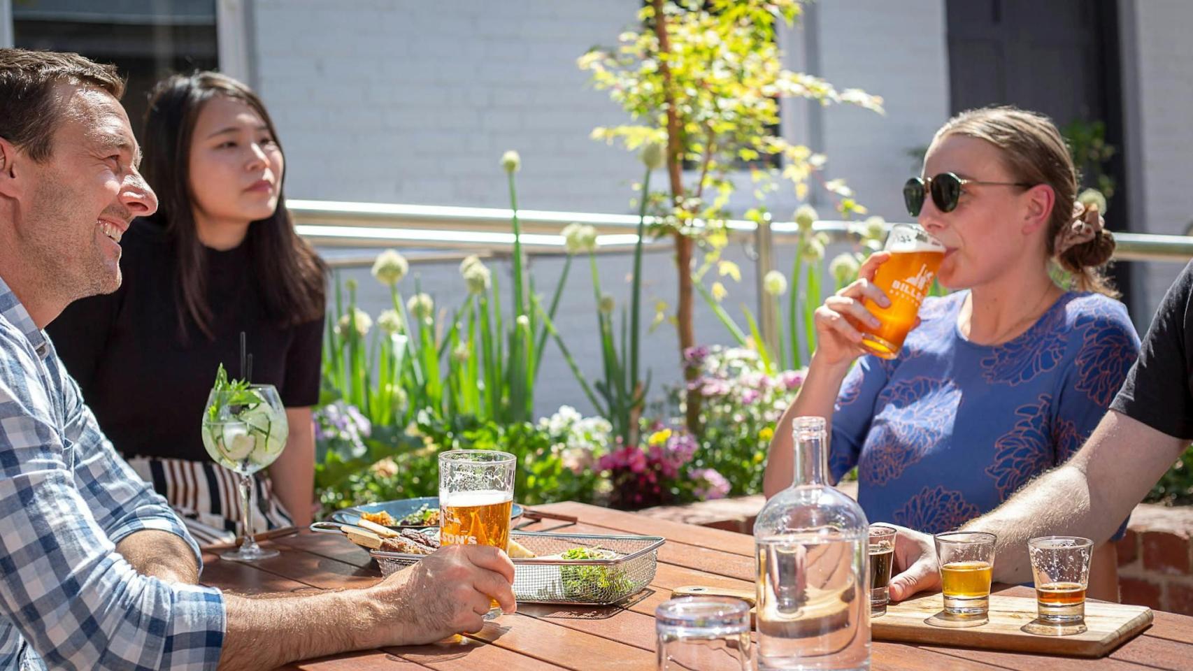 Personas bebiendo cerveza de la marca que ha quebrado.