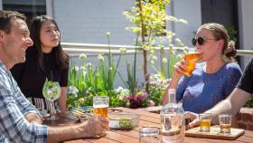 Personas bebiendo cerveza de la marca que ha quebrado.