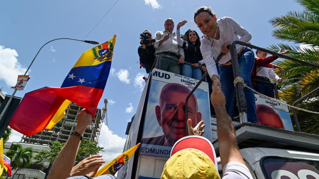 María Corina Machado saluda a sus seguidores durante la manifestación en Caracas.