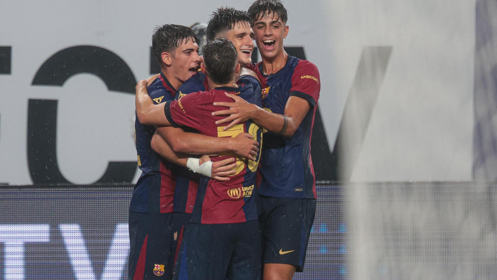 Los futbolistas del FC Barcelona celebran un gol de Pau Victor