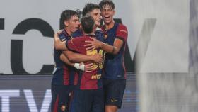 Los futbolistas del FC Barcelona celebran un gol de Pau Victor