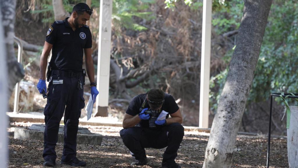 Los equipos de emergencia israelíes trabajan en el lugar de un presunto ataque con arma blanca en Holon.