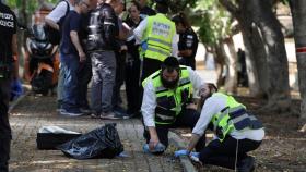 Los equipos de emergencia israelíes trabajan en el lugar de un presunto ataque con arma blanca en Holon.