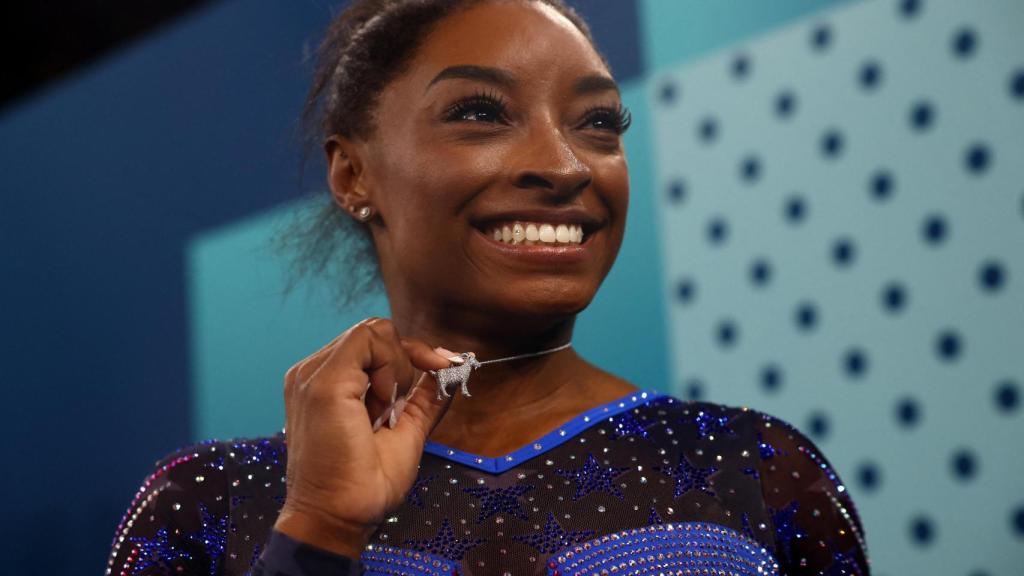 Simone Biles con su collar de G.O.A.T en los JJOO de París 2024