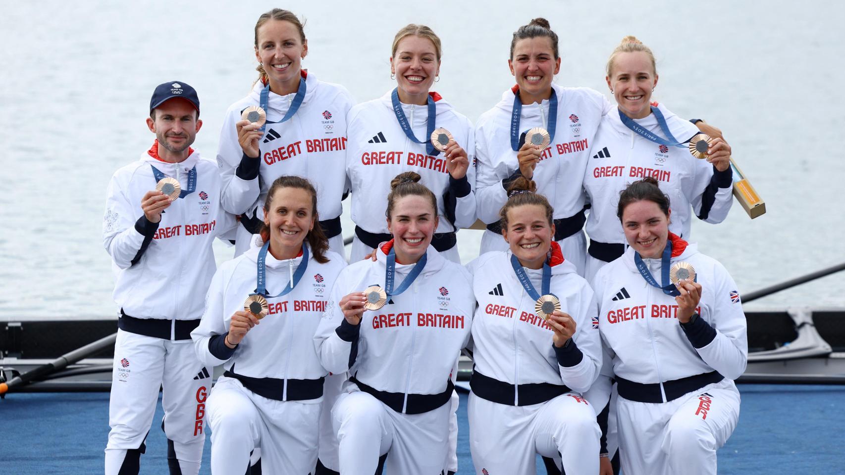 El equipo británico de remo junto a Fieldman con su medalla de bronce