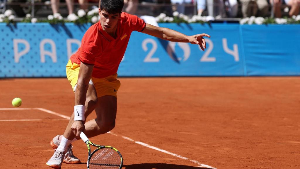 Alcaraz ejecuta un golpe en la final de los Juegos Olímpicos ante Djokovic.