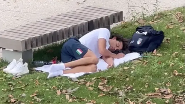 Thomas Ceccon durmiendo en un parque
