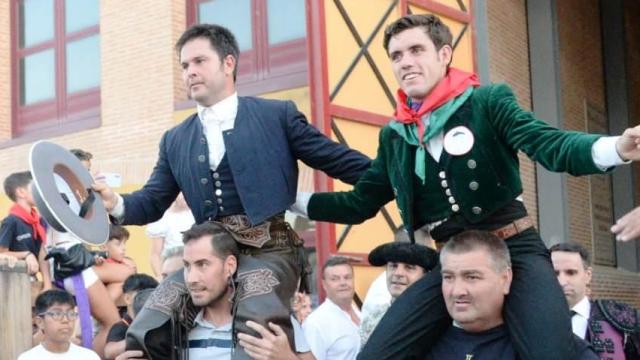 Sergio Domínguez y Guillermo Hermoso de Mendoza saliendo por la puerta grande del coso iscariense en la primera de feria