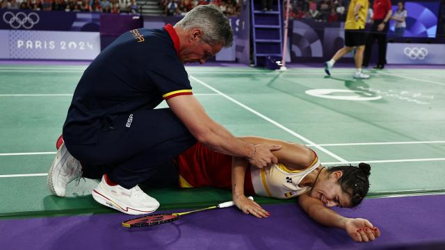 Carolina Marín siendo atendida en la pista tras su lesión en los JJOO de París