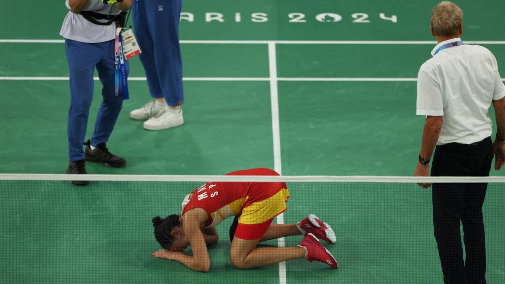Carolina Marín, en el suelo, desconsolada tras su lesión
