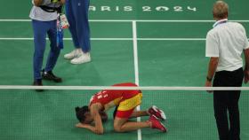 Carolina Marín, en el suelo, desconsolada tras su lesión