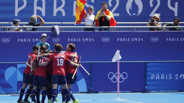 Los 'Red Sticks' de hockey hierba celebran la victoria contra Bélgica