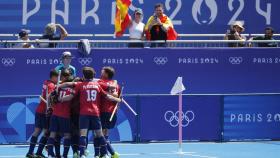 Los 'Red Sticks' de hockey hierba celebran la victoria contra Bélgica