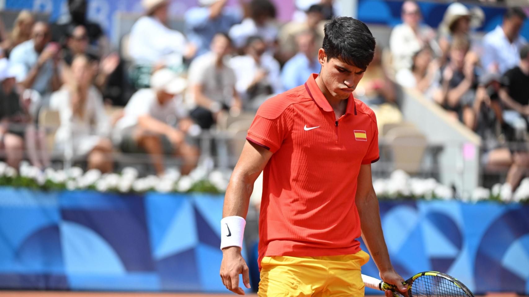 Carlos Alcaraz, cabizbajo en la final de los Juegos Olímpicos ante Djokovic.