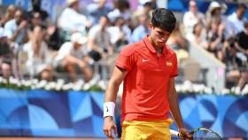 Carlos Alcaraz, cabizbajo en la final de los Juegos Olímpicos ante Djokovic.