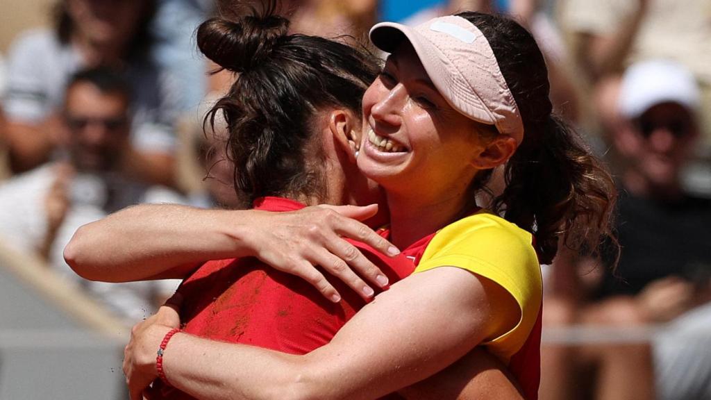 Cristina Bucsa y Sara Sorribes se abrazan tras lograr el bronce en el dobles femenino