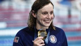 Katie Ledecky posa con el oro en los 800 metros estilo libre en los JJOO de París 2024