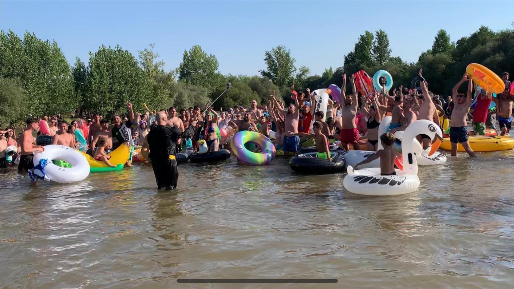 Imágenes del día: exitazo de la tontuna más divertida del verano en un río de Toledo