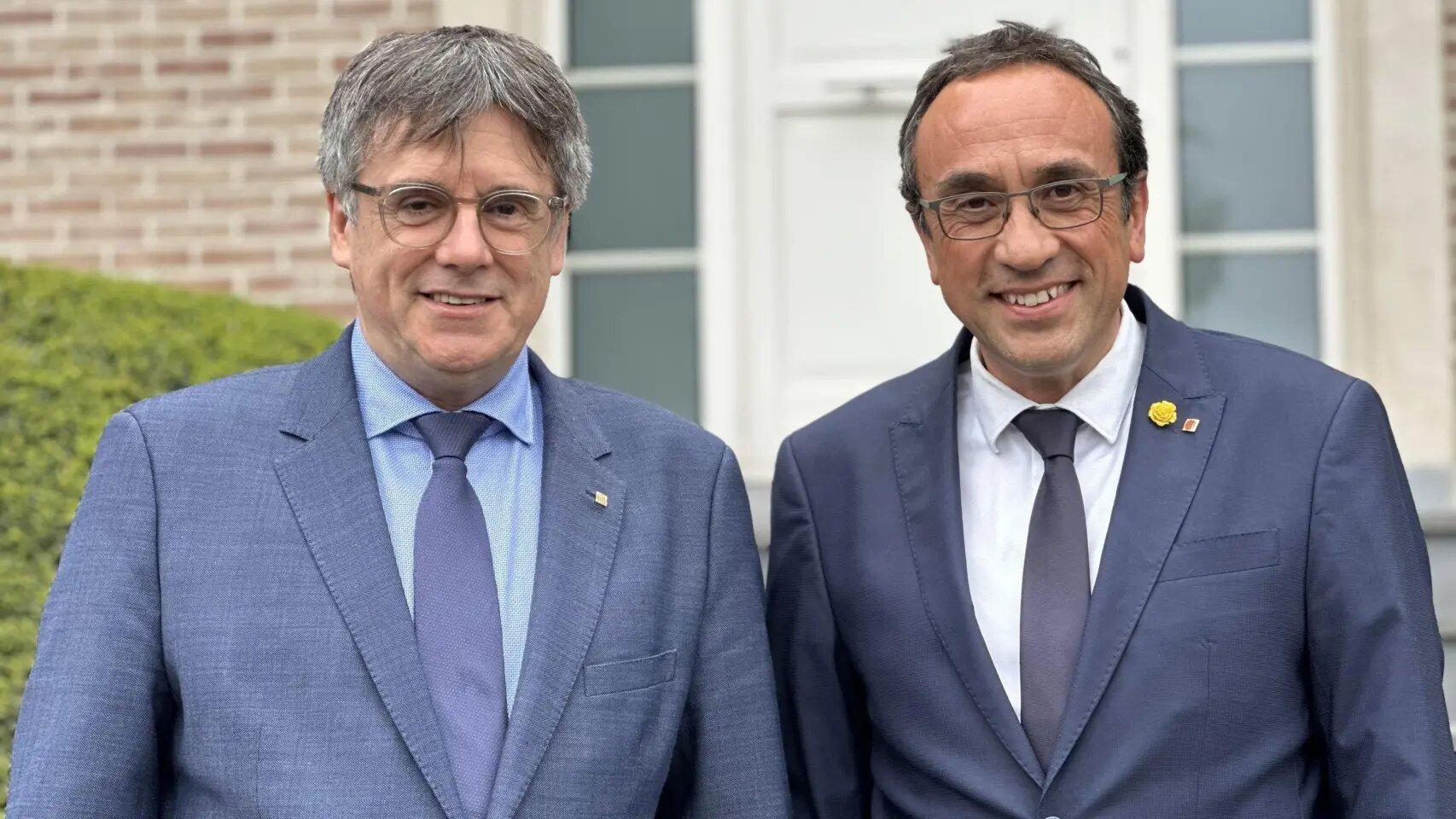 El huido Carles Puigdemont, en Waterloo junto al presidente del Parlament, Josep Rull.