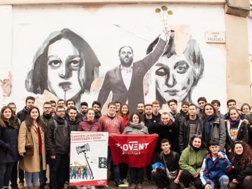 Miembros de las Juventudes de ERC, en un acto de apoyo a Oriol Junqueras y al resto de procesados por el 1-O.