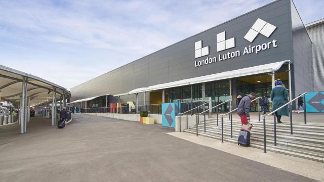 Exteriores del aeropuerto de Luton en Londres.