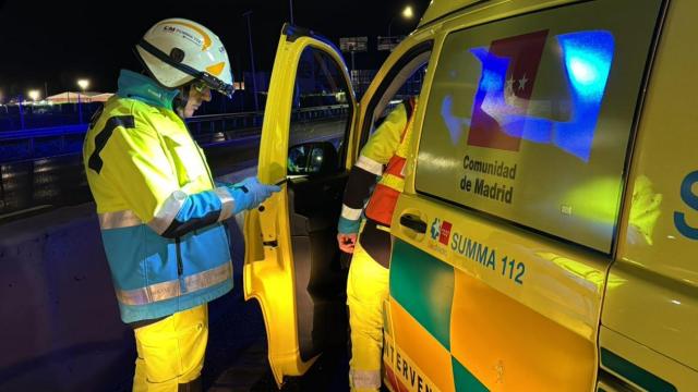 Sanitario atendiendo un accidente de tráfico en una imagen de archivo.