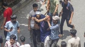 Una persona herida es trasladada a un hospital durante los enfrentamientos entre manifestantes y miembros de la Liga Awami durante el primer día del movimiento de no cooperación en Dhaka, Bangladesh, el 4 de agosto de 2024.