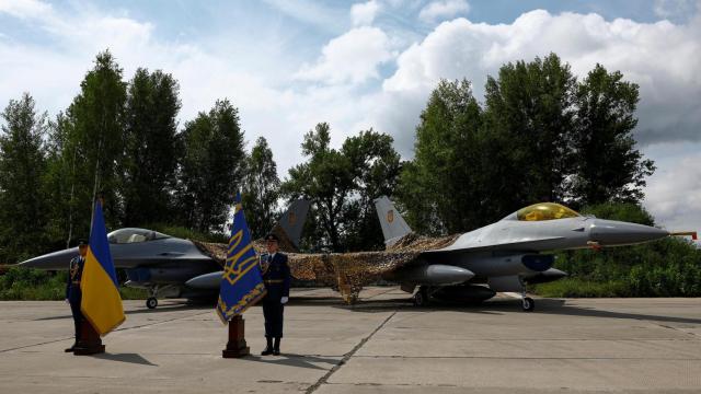 Miembros de la Guardia de Honor junto a aviones de combate F-16 ucranianos tras conmemorar el Día de las Fuerzas Aéreas de Ucrania,  el 4 de agosto de 2024.