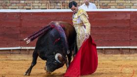 El torero Juan Ortega realiza un cambio de mano en la Merced tras una faena artista.