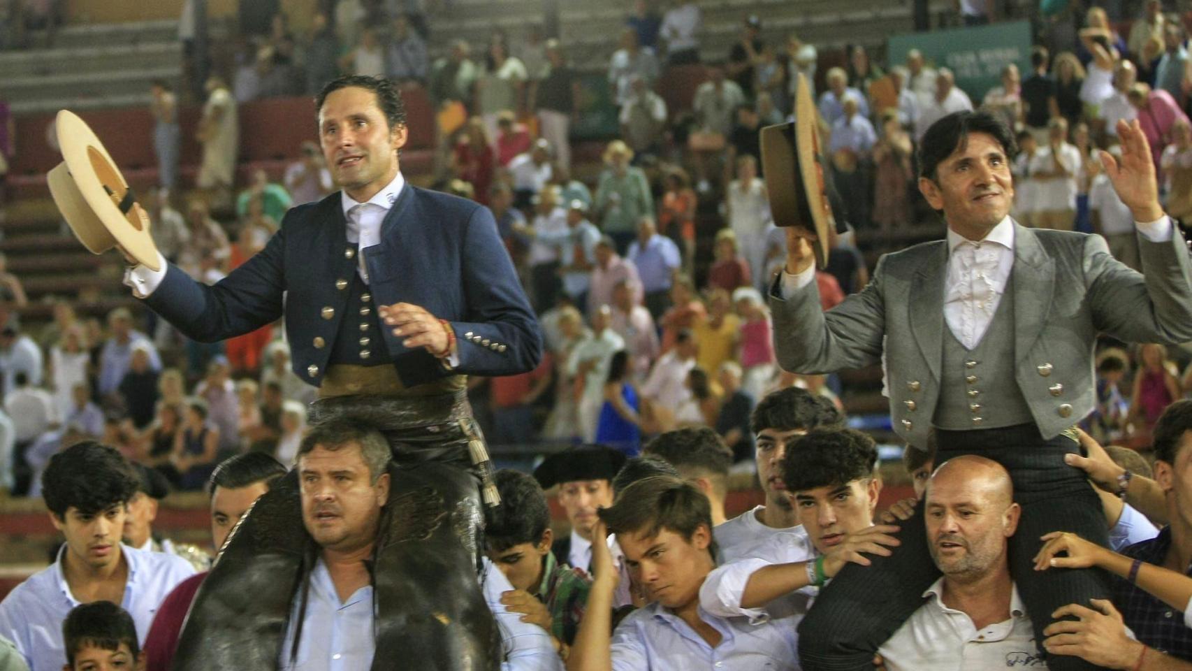 Diego Ventura y Andrés Romero en su salida en hombros de la plaza de toros de Huelva.