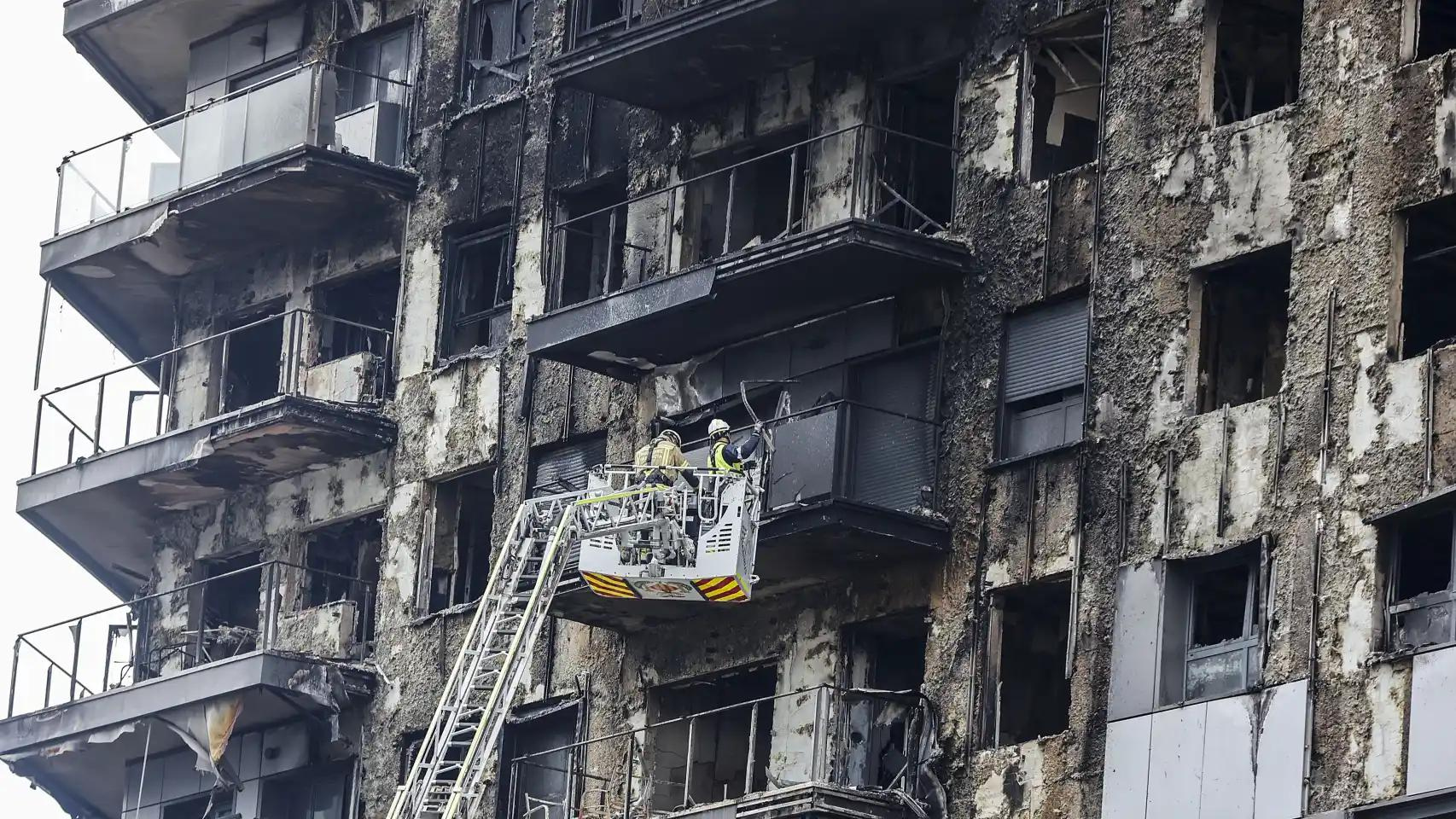 Más de 40 familias afectadas por el incendio de Campanar en València dejan el edificio municipal